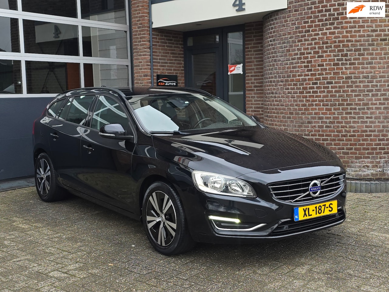 Volvo V60 - 1.6 D2 Momentum Navi |Apk |PDC |Cruise - AutoWereld.nl