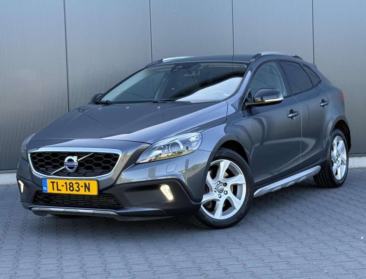 Volvo V40 Cross Country - 2.5 T5 AWD Summum Leder - Xenon - 5 Cilinder - Uniek - AutoWereld.nl
