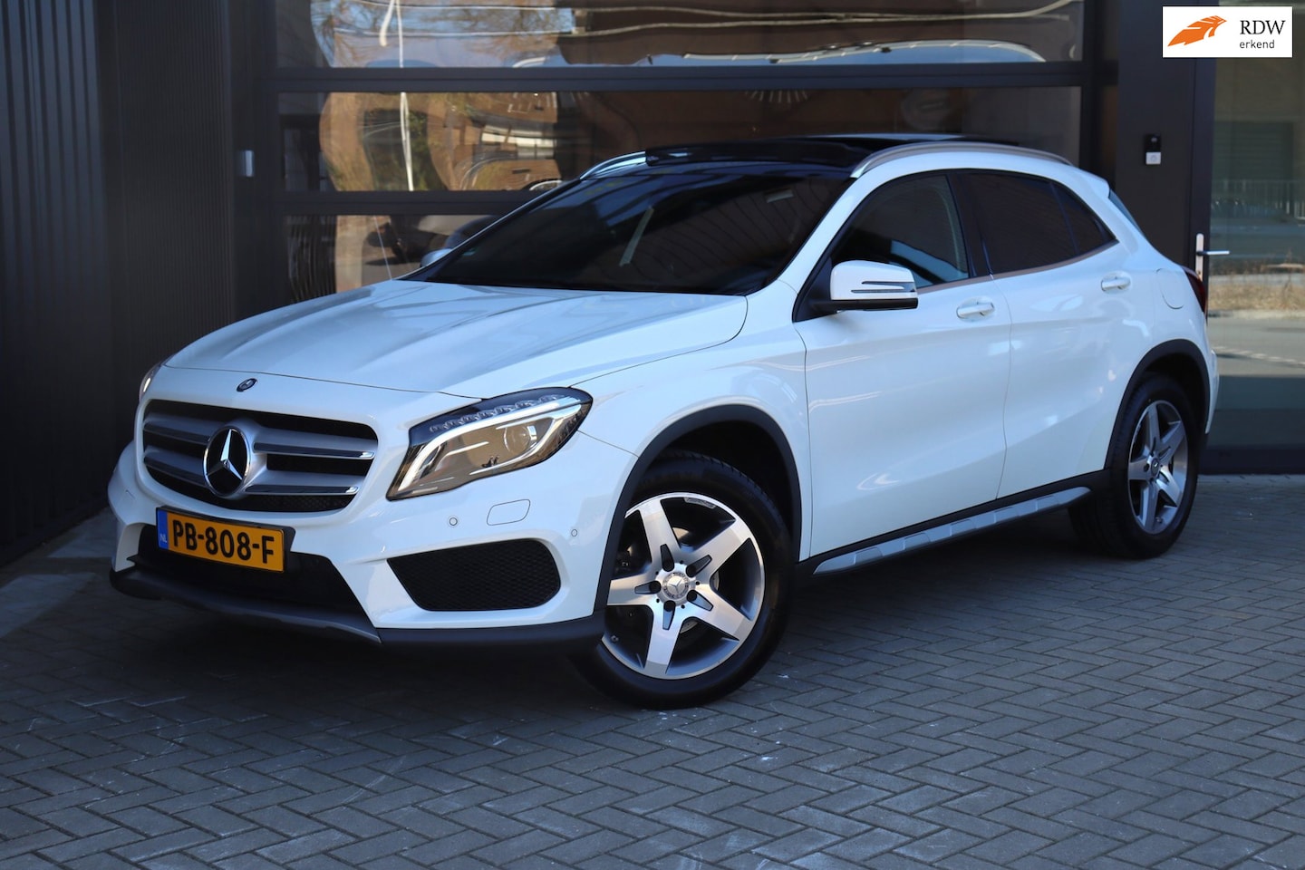 Mercedes-Benz GLA-Klasse - 180 Prestige AMG | Pano | Stoelverwarming | Cruise | Clima | Navi | Alcantara | Leder | Lm - AutoWereld.nl