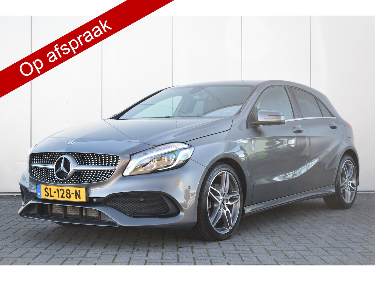 Mercedes-Benz A-klasse - 180 Ambition AMG Line Led Priv/Glass Licht/Zichtpakket 60dkm! - AutoWereld.nl