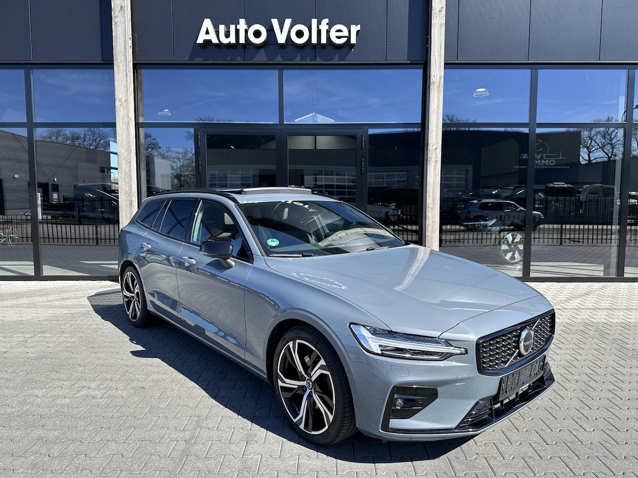 Volvo V60 - 2.0 B4 Plus Dark Pano|ACC|360|standkachel - AutoWereld.nl