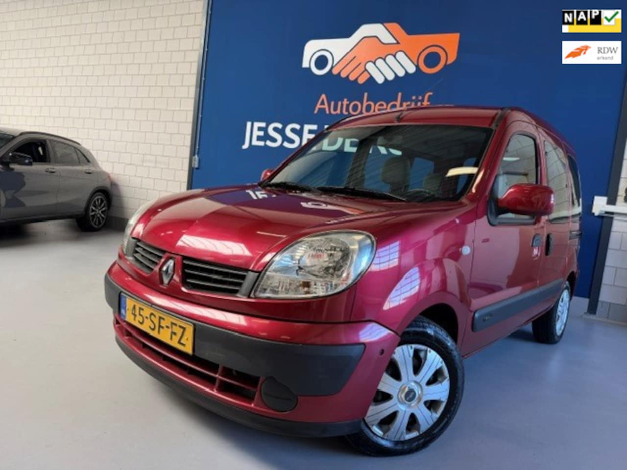 Renault Kangoo - 1.6-16V Privilège / bj.2005 / kleur: rood / APK 03/2027 / NAP met 259790 km.geel kenteken - AutoWereld.nl