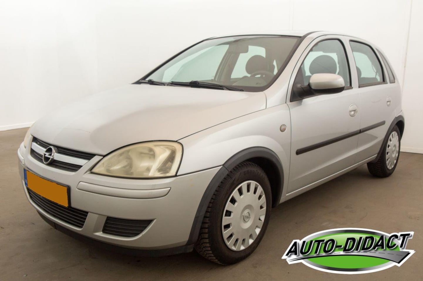 Opel Corsa - 1.2-16V Enjoy Airco - AutoWereld.nl
