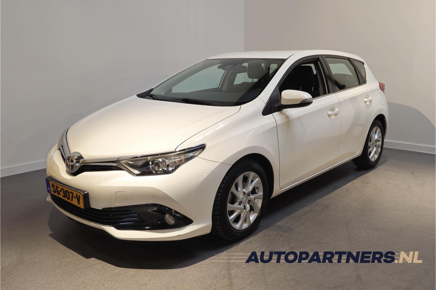 Toyota Auris - 1.8 Hybrid Dynamic - Navigatie - Achteruitrijcamera - Cruise - Climate control - AutoWereld.nl