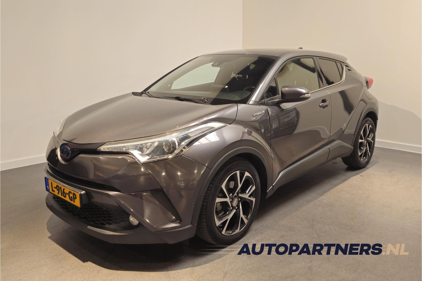 Toyota C-HR - 1.8 Hybrid Dynamic Sport - Stoelverwarming - Dodehoekdetectie - Adaptive Cruise - AutoWereld.nl