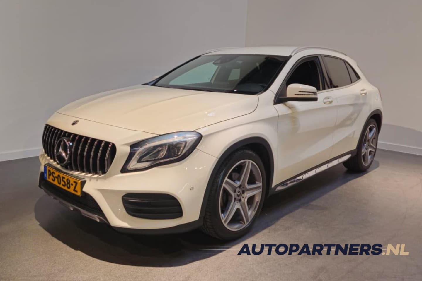 Mercedes-Benz GLA-Klasse - 180 Business Solution AMG style - Navi - 19" LM AMG Velgen - Achteruitrijcamera - Leder - AutoWereld.nl