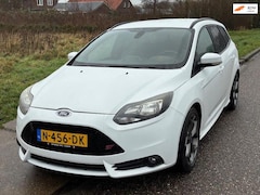 Ford Focus Wagon - 2.0 EcoBoost ST-2 (250 PK) ECC Audio/CD Navi El. pakket Leder LMV 18" Sportstoelen Dealero