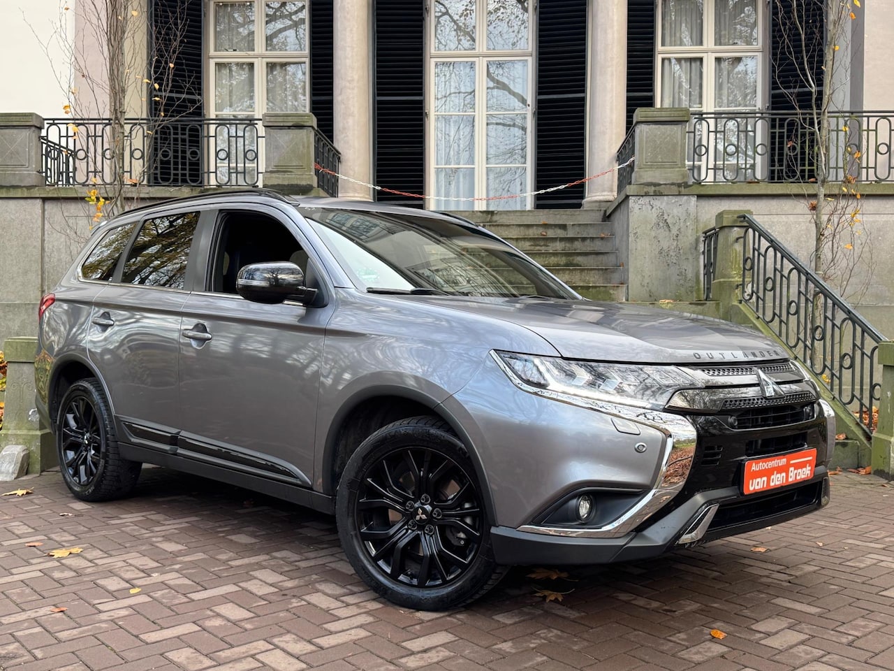 Mitsubishi Outlander - 2.0 4WD Intense+ Black Line Automaat Navi Xenon Leder 1E-Eigenaar Camera Stoelverwarming - AutoWereld.nl