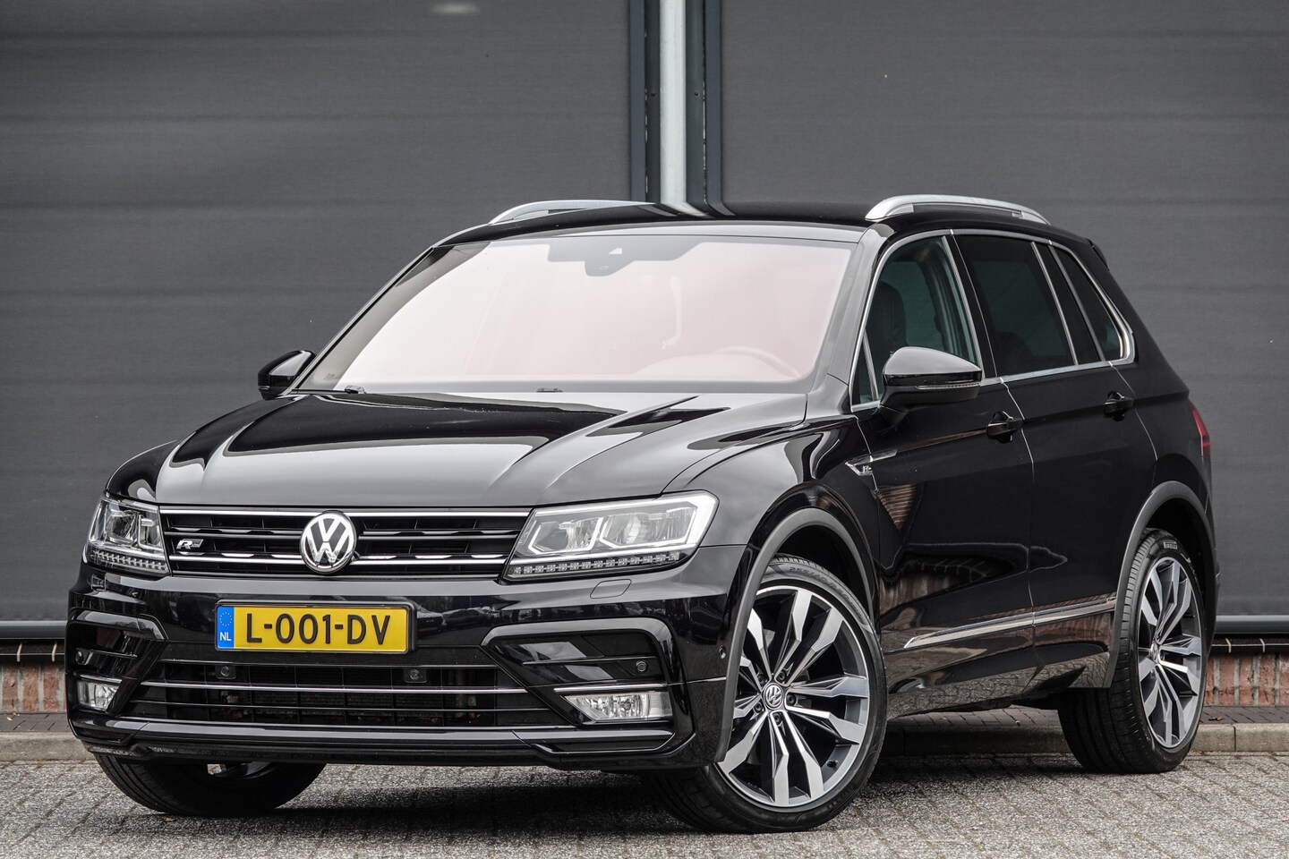 Volkswagen Tiguan - 2.0Tsi 180Pk DSG7 | R-Line | 4-Motion | Achteruitrijcamera | 20'' - AutoWereld.nl