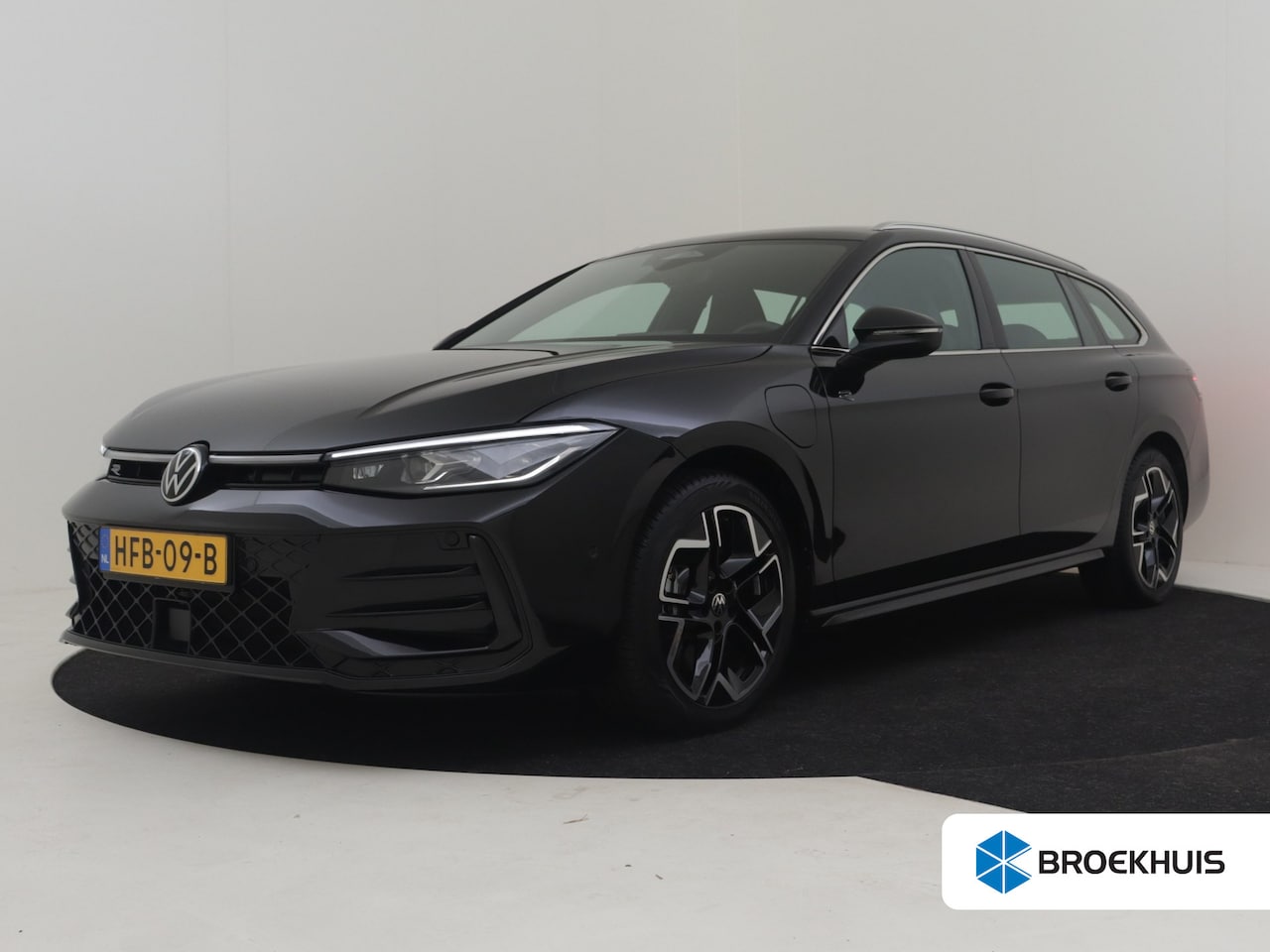 Volkswagen Passat Variant - 1.5 eHybrid R-Line Business 204Pk DSG/AUTO | Head up Display | Trekhaak Elecktrisch | Mass - AutoWereld.nl