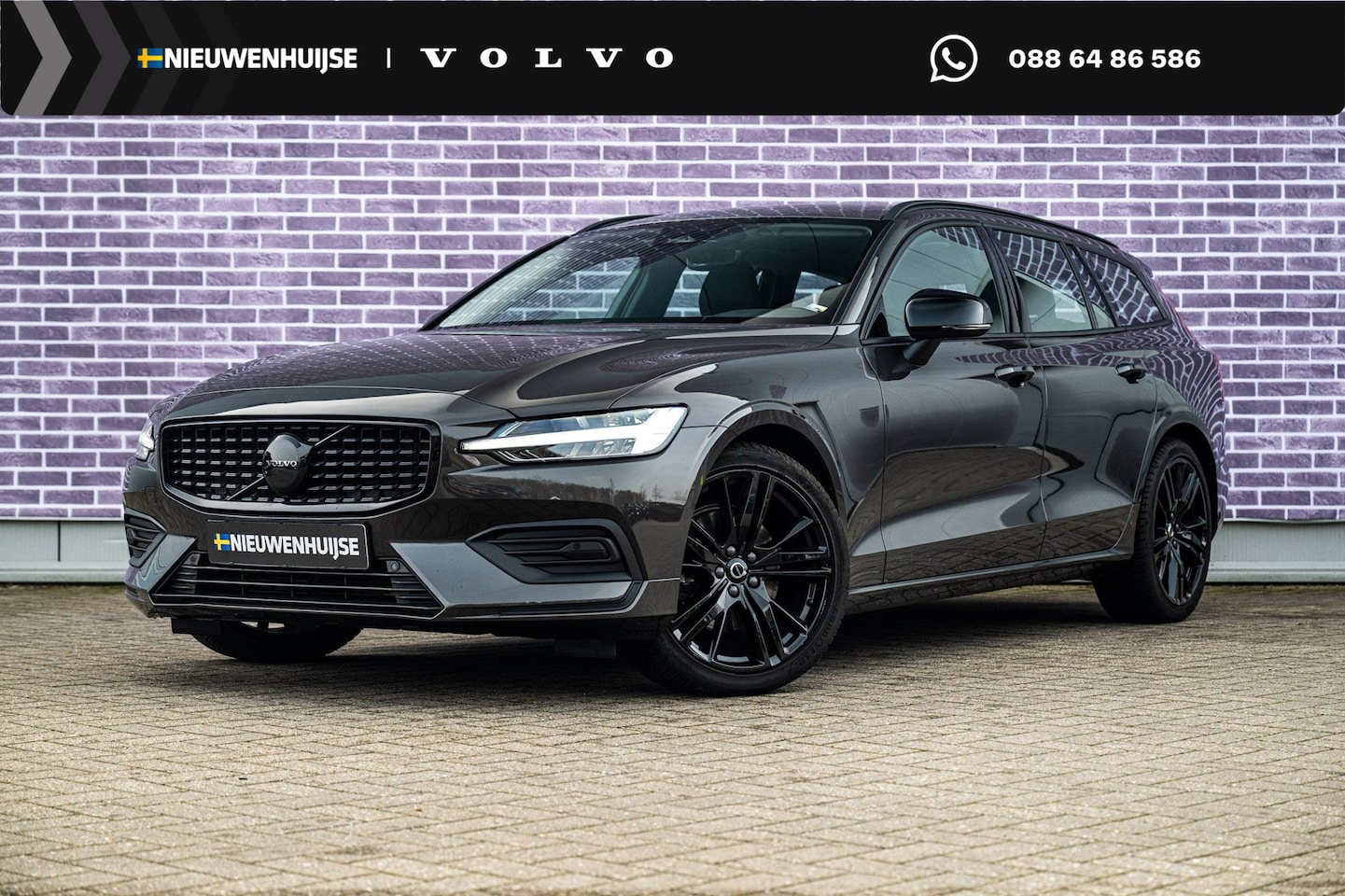 Volvo V60 - 2.0 B3 Essential Edition | Sport Pack | 19" Black Edition Velgen | Leder | Adaptieve Cruis - AutoWereld.nl