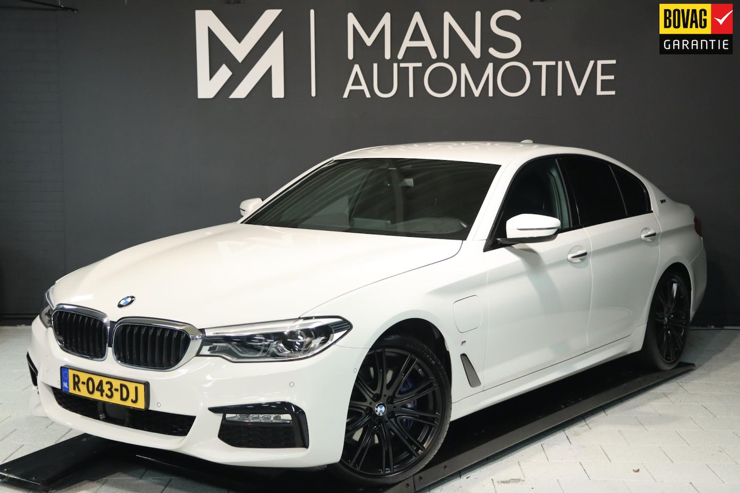 BMW 5-serie - 530e M Sport / HUD / ACC / LIVE COCKPIT / DEALER SERVICE / STOELVERW - AutoWereld.nl
