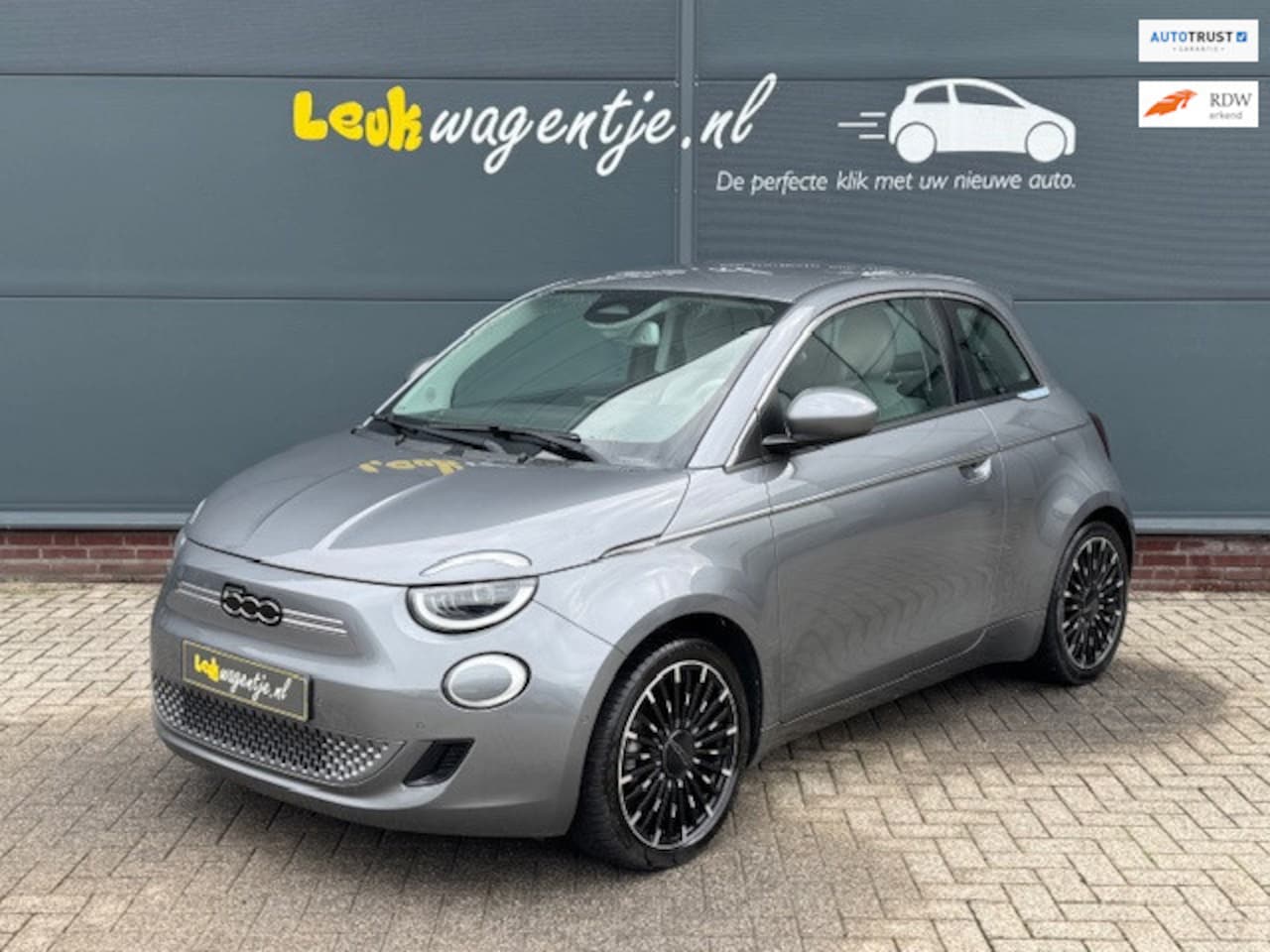 Fiat 500e - 3+1 La Prima *extra deur *keyless *camera *leder - AutoWereld.nl