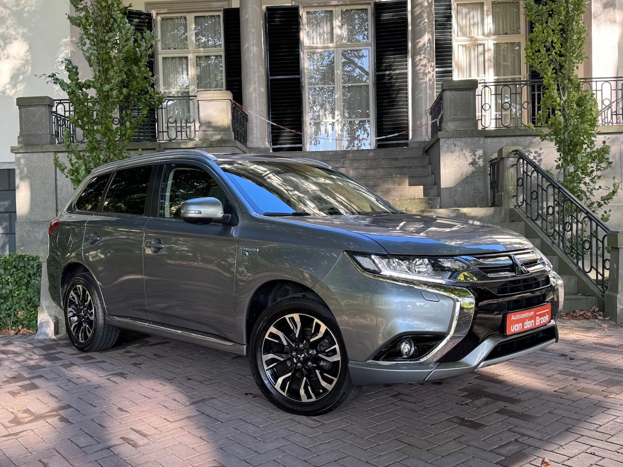 Mitsubishi Outlander - PHEV Instyle Autom Navi Camera 360C Xenon Leder Stoelverw Climate Cruise Ctr Full Options - AutoWereld.nl