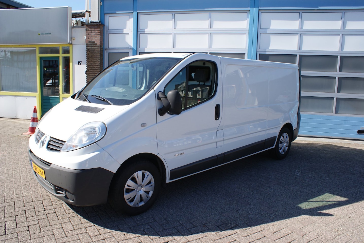 Renault Trafic - 2.0 dCi T29 L2H1 DC Générique unieke km stand orgineel - AutoWereld.nl
