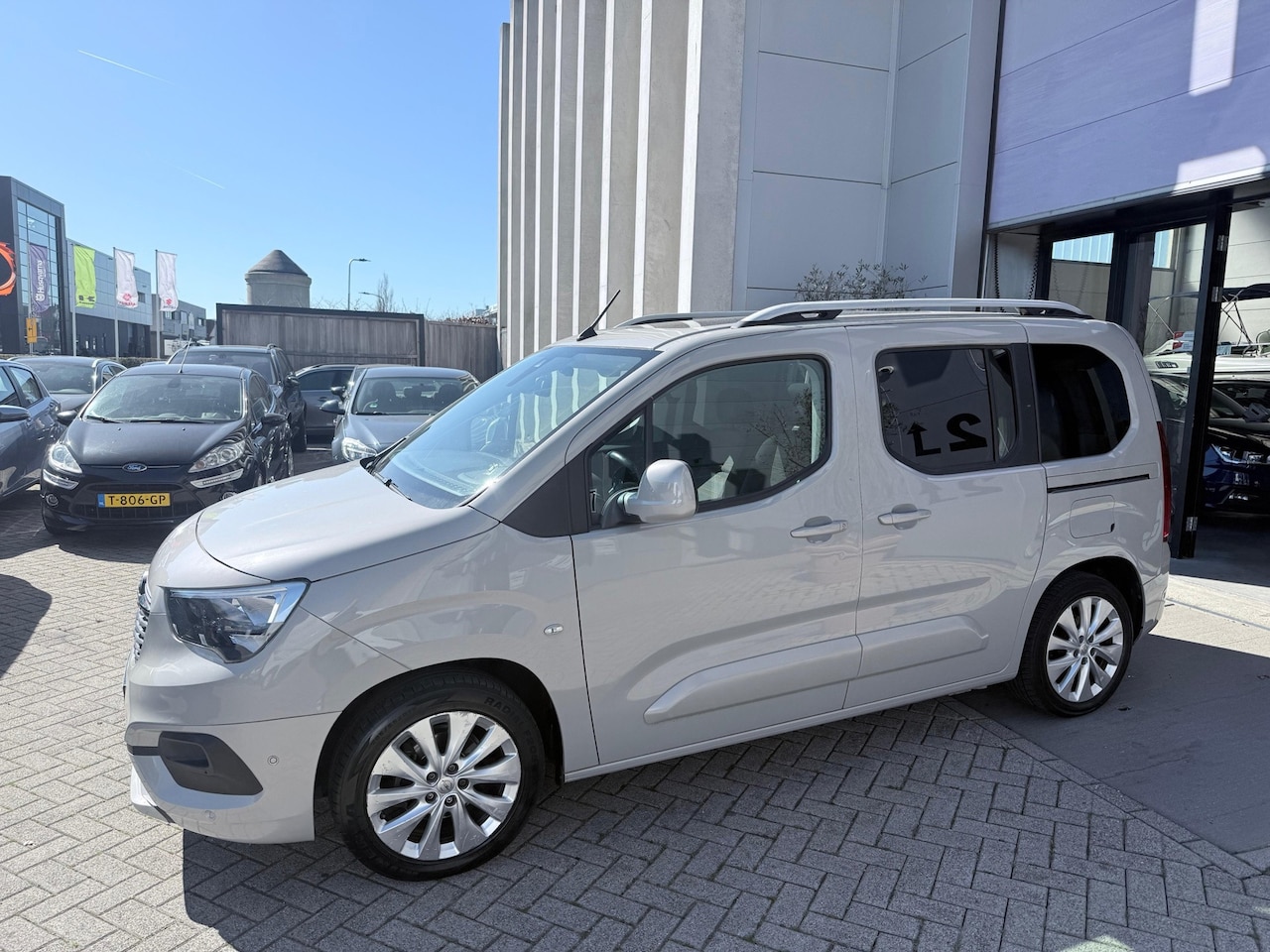 Opel Combo Tour - 1.2 Turbo Edition PANO! LED! CARPLAY! CAMERA! INRUIL MOGELIJK! - AutoWereld.nl