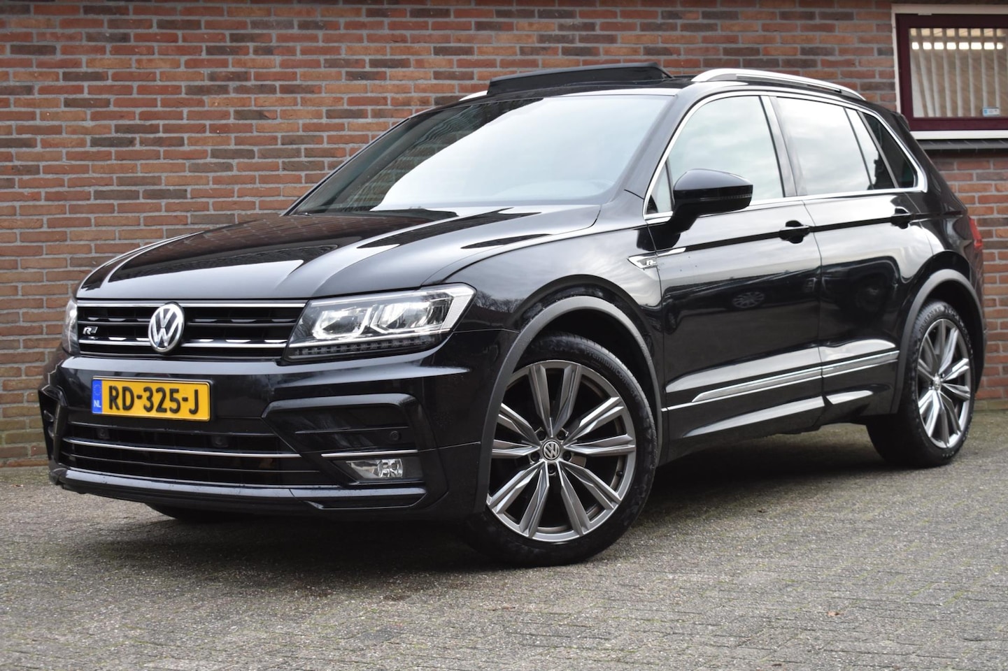 Volkswagen Tiguan - 1.4 TSI ACT Comfortline Business R '17 Pano Leder LED Clima Navi Cruise Inruil mogelijk - AutoWereld.nl