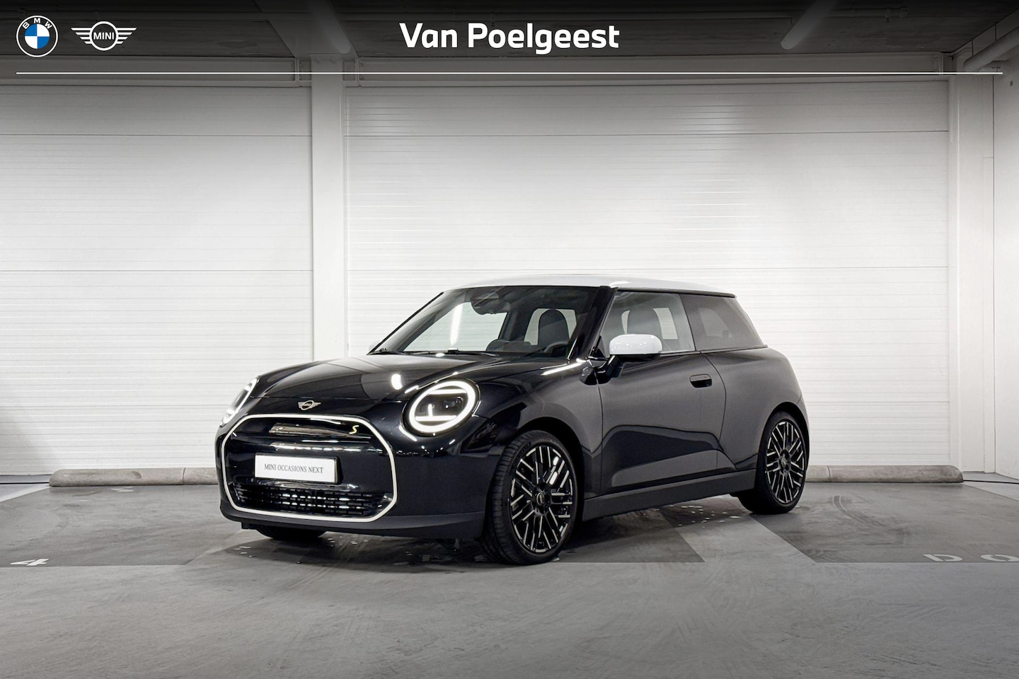 MINI Mini-Electric - 3-Deurs Cooper SE Favoured M | Head-Up Display | Stuurwielverwarming | Panoramadak - AutoWereld.nl