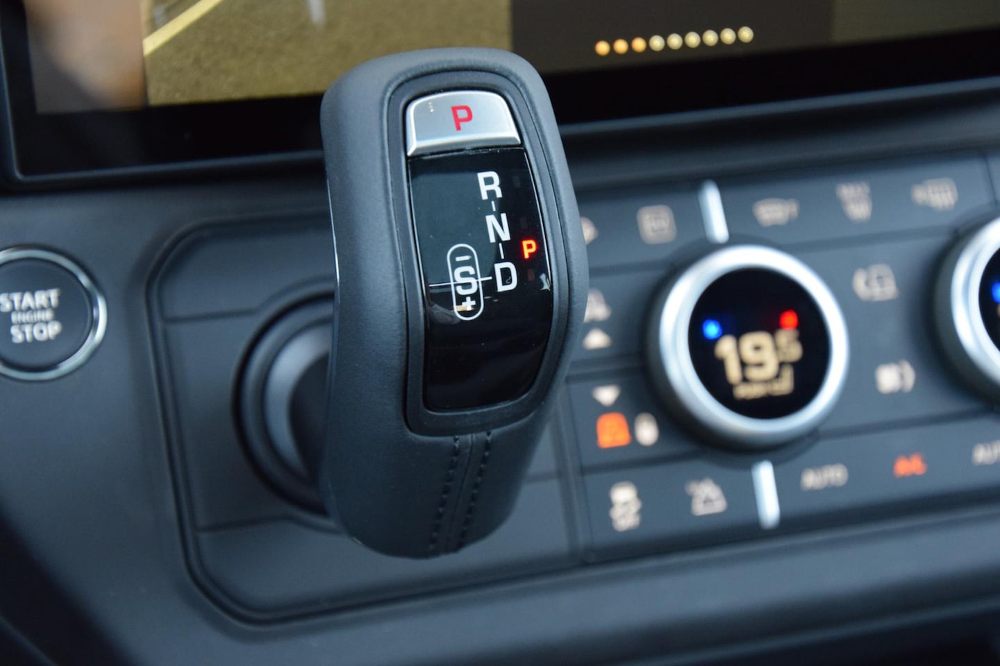 Land Rover Defender 110 - P300e Dynamic SE Edition | Borasco Grey | Pano | Trekhaak - AutoWereld.nl