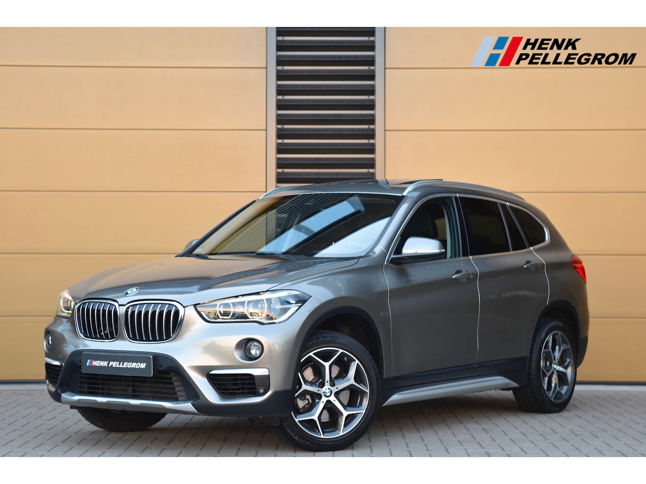 BMW X1 - sDrive20i Orange Edition II * Sportstoelen * Panoramadak * Head-up * Trekhaak * - AutoWereld.nl