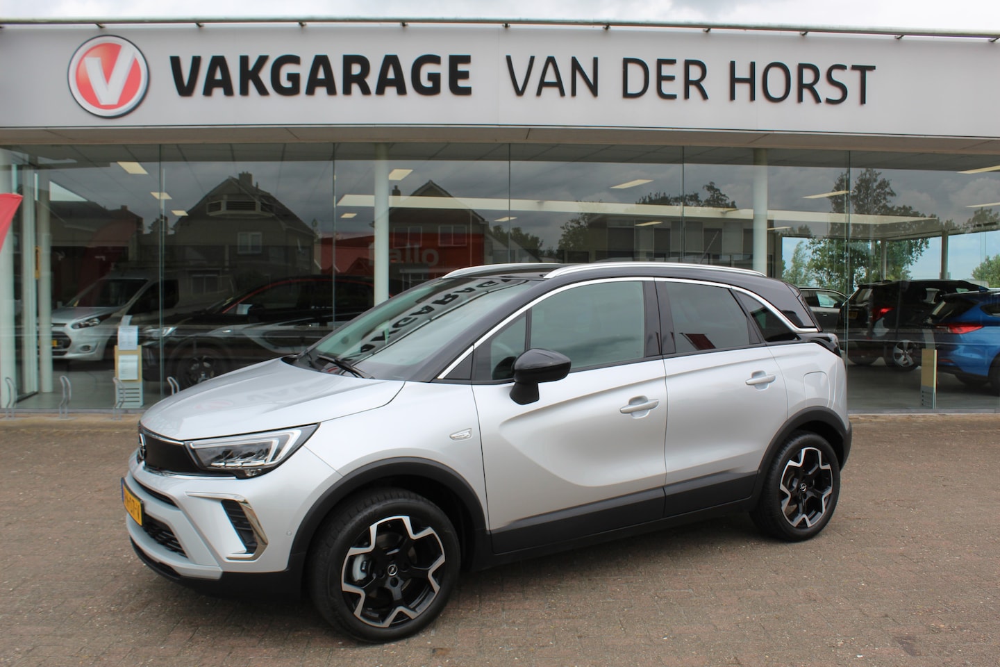 Opel Crossland - 1.2-110pk Turbo 'Elegance'. Mooie en luxe hoogzitter met weinig km's ! Volautm. airco dual - AutoWereld.nl