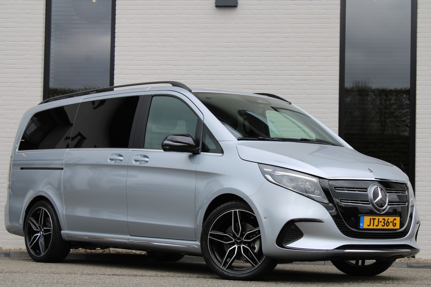 Mercedes-Benz EQV - 300 L2 / AMG / New Model / Luchtvering / 7-Persoons / Burmester / Electr Stoelen / Vol Opt - AutoWereld.nl