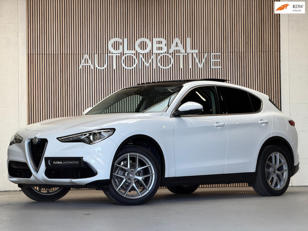 Alfa Romeo Stelvio - 2.0 T AWD First Edition - SCHUIFDAK - 20'' - LEER - AutoWereld.nl