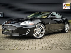 Jaguar XKR - 5.0 V8 Coupé Portfolio 510 pk | 100% Service | 1e Eigenaar | Clima | Cruise | Leder | Navi