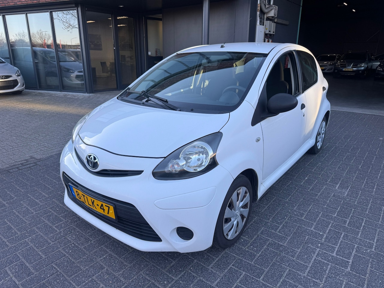 Toyota Aygo - 1.0 VVT-i Now 5DRS AIRCO ELEK RAMEN DEALER OH ORIG NL NAP - AutoWereld.nl
