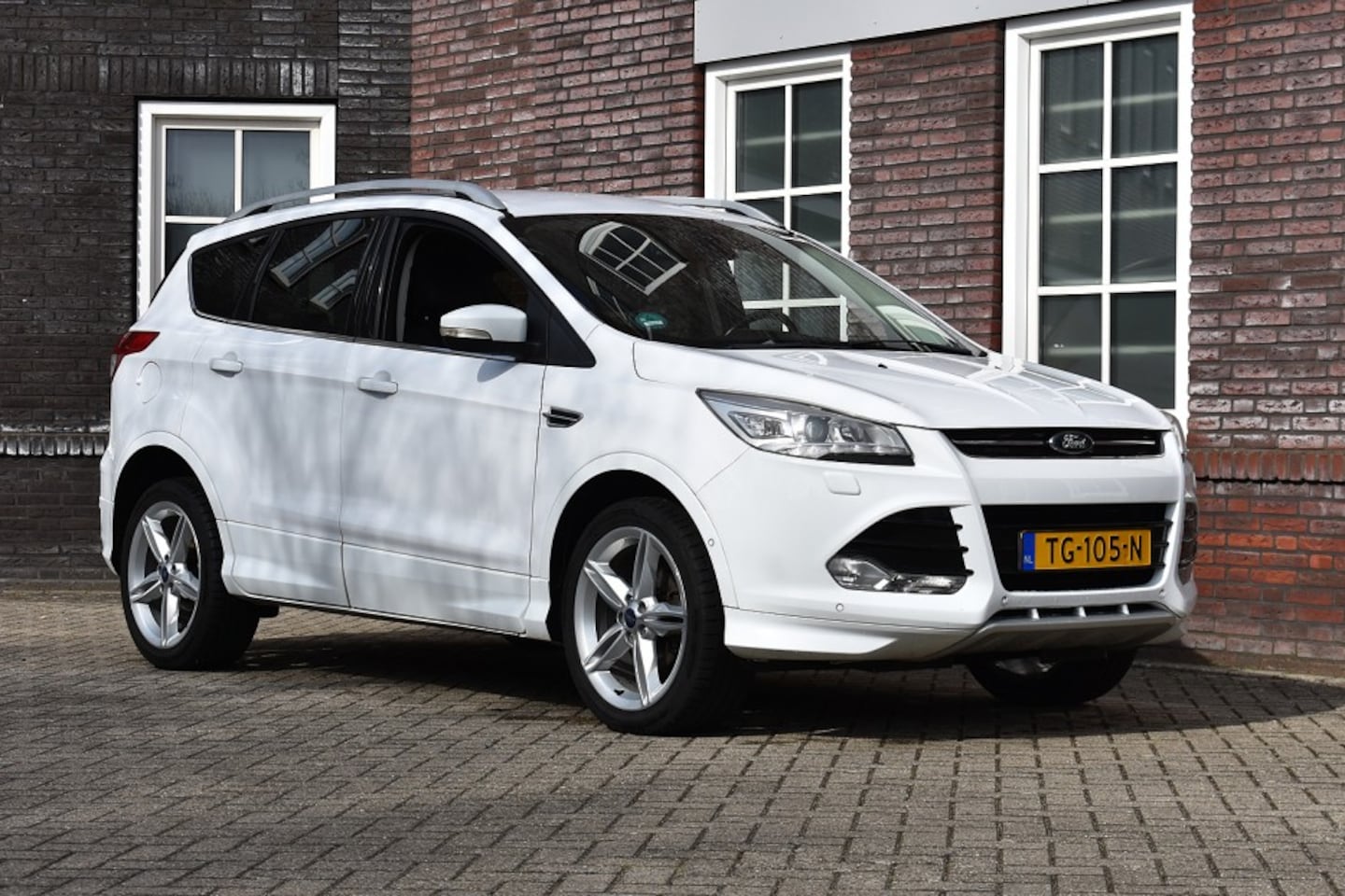 Ford Kuga - 1.5 Titanium Styling Pack Wij zijn op afspraak geopend! Graag bellen voor uw komst. - AutoWereld.nl