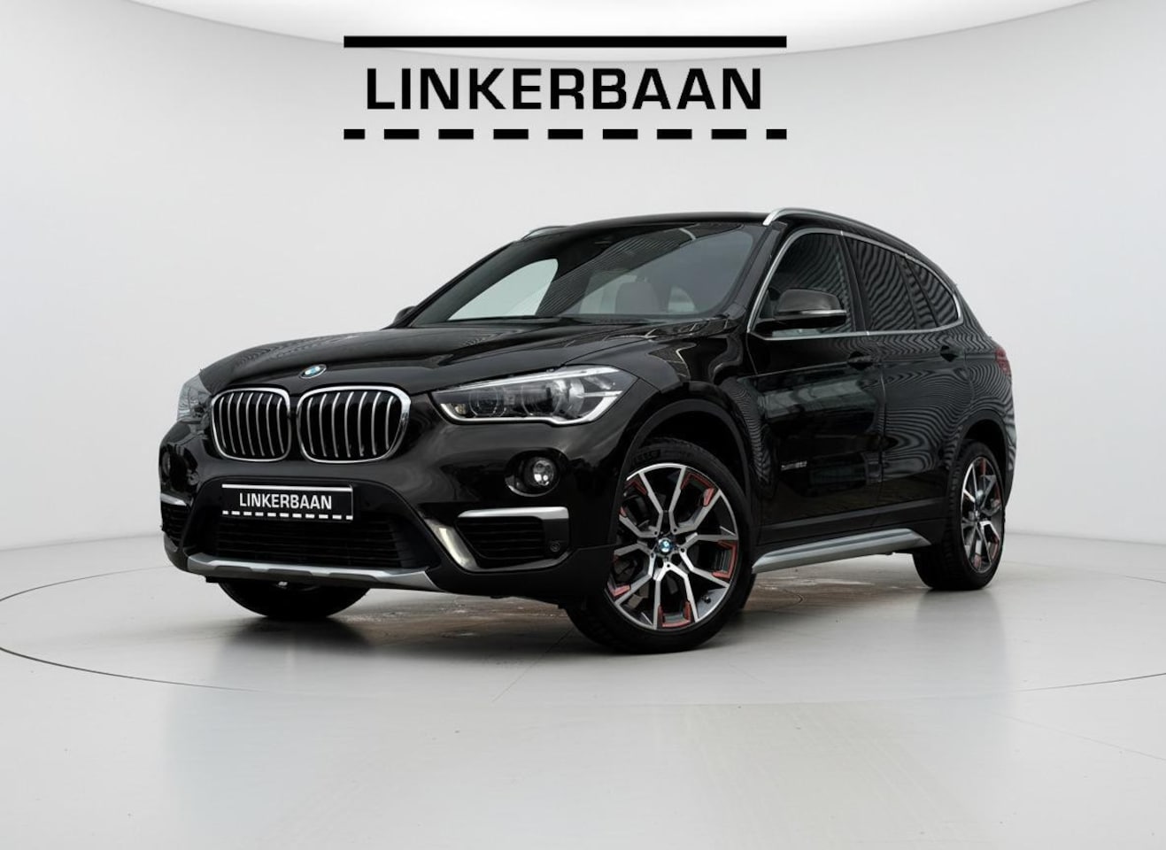 BMW X1 - sDrive20i High Executive | X Line | Panodak | Leder | LED | HUD | Carplay | 19 inch | NL A - AutoWereld.nl