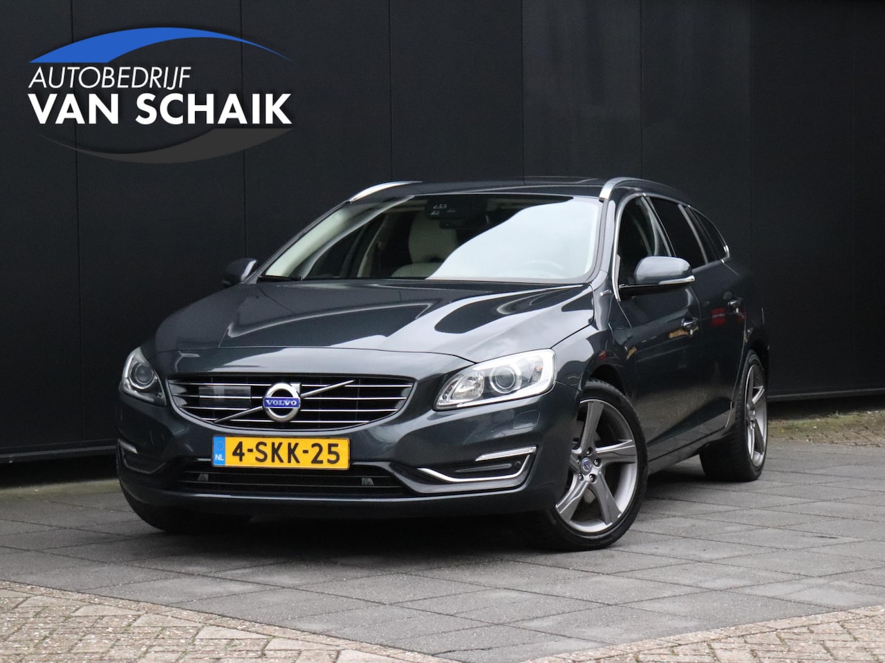 Volvo V60 - 2.4 D6 AWD Plug-In Hybrid Summum | LEDER | MEMORY | SCHUIFDAK | TREKHAAK | CAMERA | ADAPT. - AutoWereld.nl
