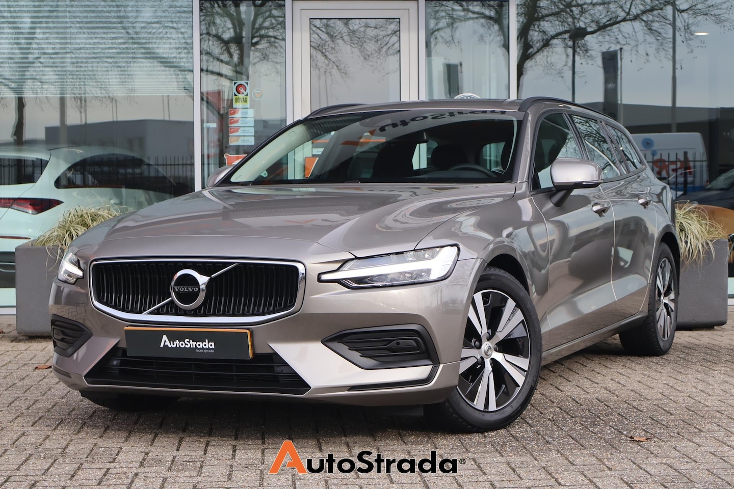 Volvo V60 - B3 Momentum Advantage 163pk | Camera | Cruise | Navigatie | Climate | LED | Virtual | - AutoWereld.nl