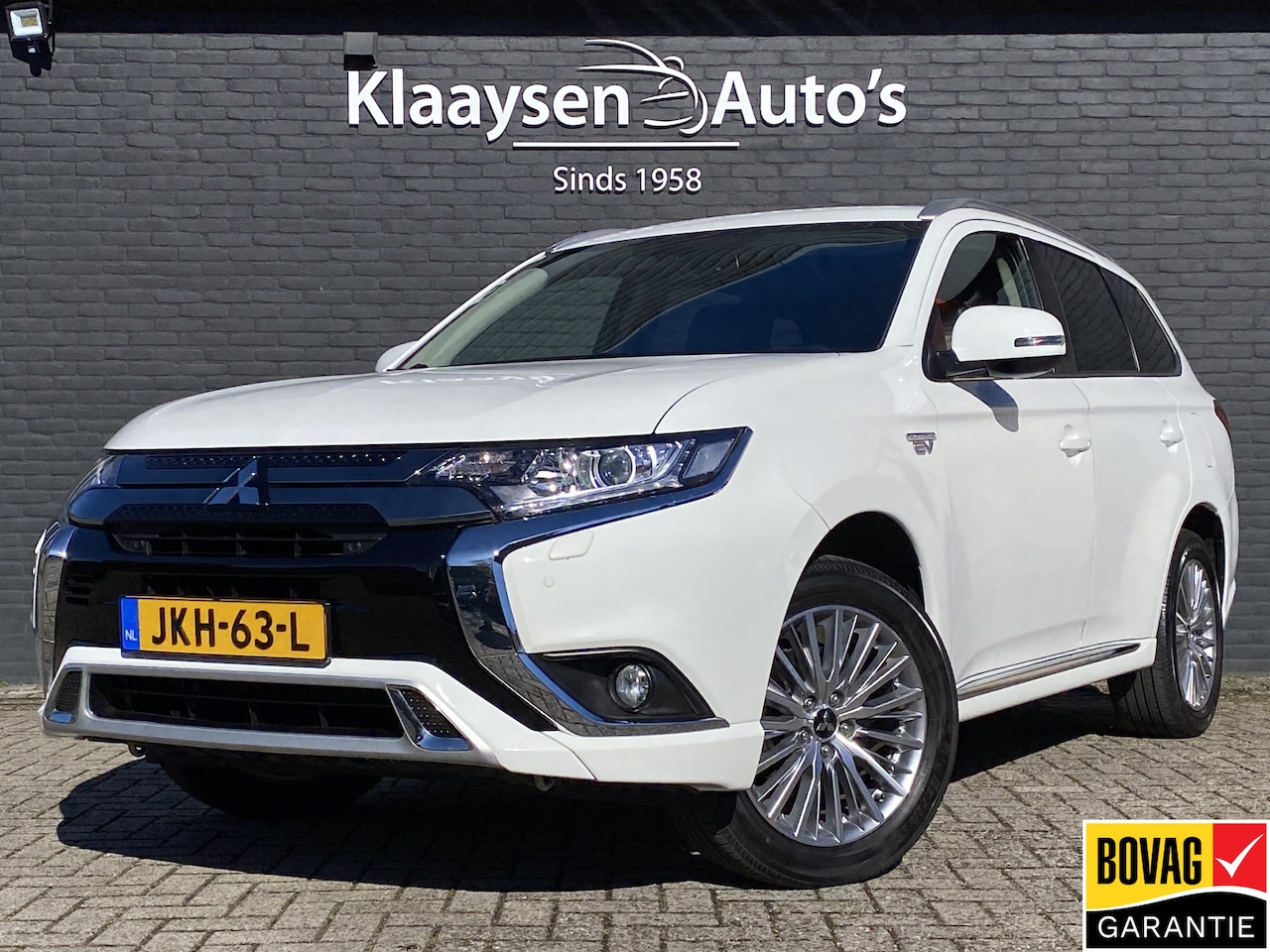 Mitsubishi Outlander - 2.4 PHEV Intense+ 4WD 225 pk AUT. | dealer onderhouden | navigatie | trekhaak | leder/alca - AutoWereld.nl
