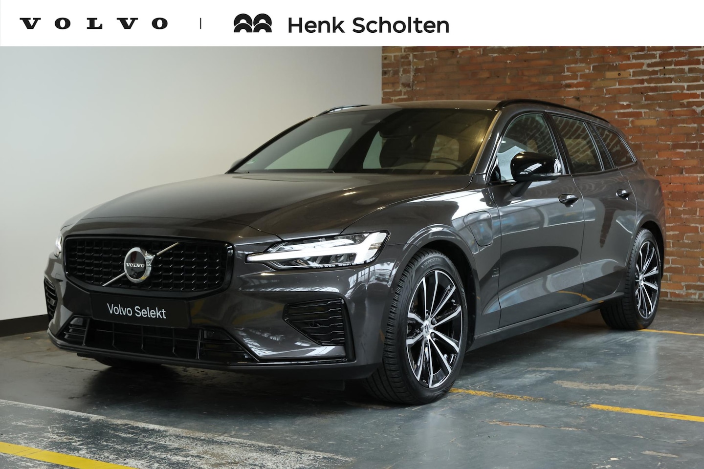 Volvo V60 - T6 Plug-in hybrid AWD Plus Dark | Trekhaak | 360 graden camera | Verwarmbare voorstoelen, - AutoWereld.nl