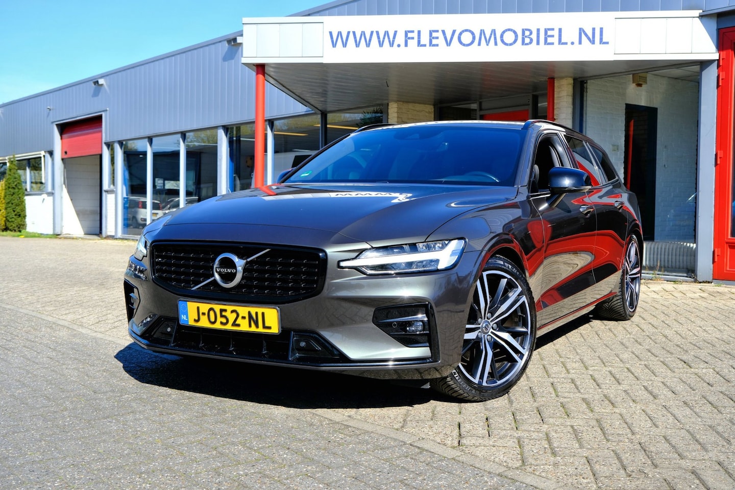 Volvo V60 - 2.0 B4 R-Design Aut. Pano|Half Leder|HarmanKardon|LMV|BLIS|Enz! - AutoWereld.nl