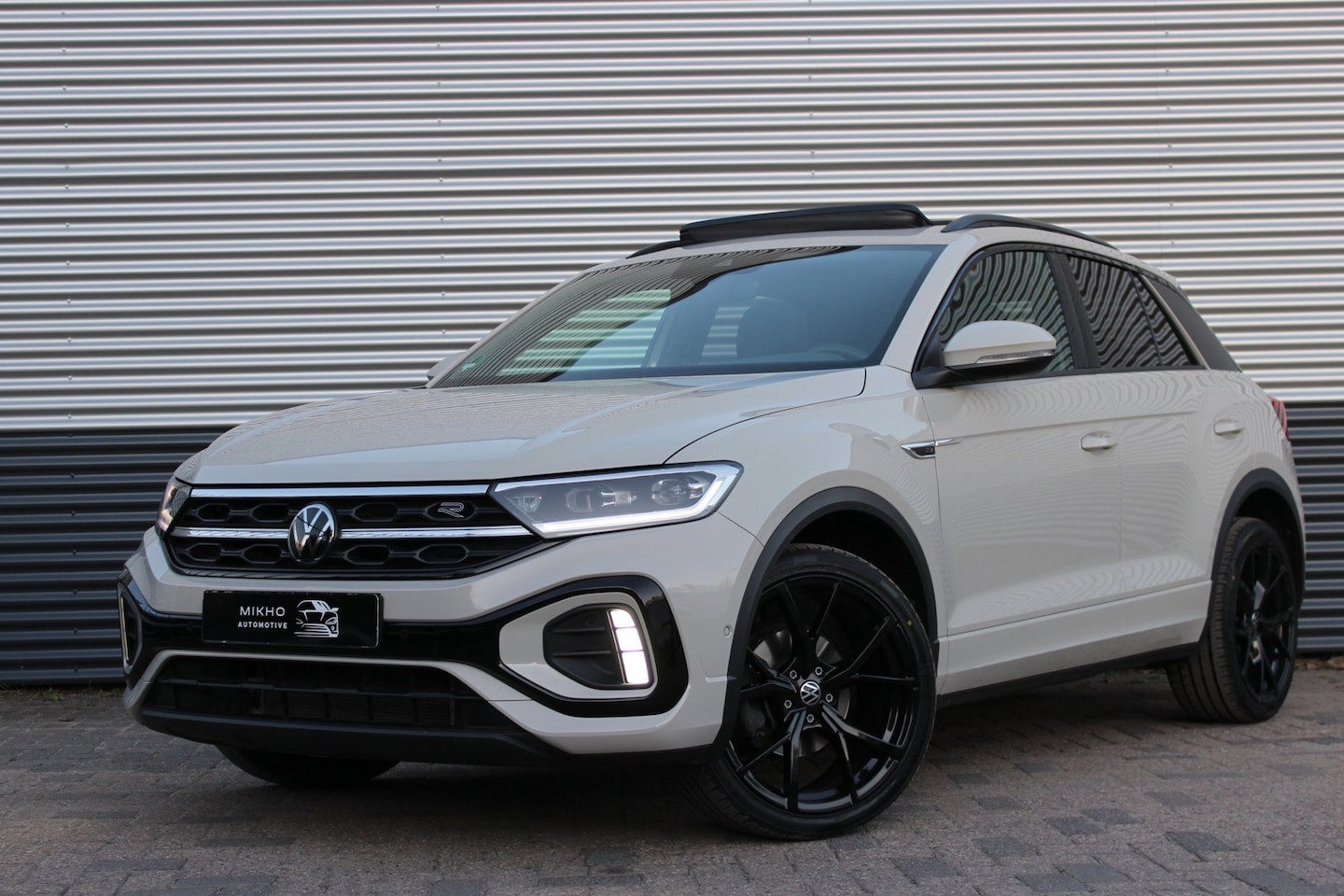 Volkswagen T-Roc - 1.5 TSI 3x R-Line | Panoramadak | IQ Light | Trekhaak | Massage seat | Navigatie | Apple c - AutoWereld.nl