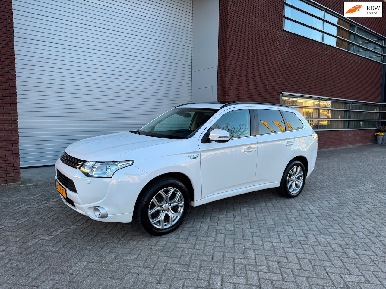 Mitsubishi Outlander - 2.0 PHEV Instyle+ 4WD Vol opties - AutoWereld.nl