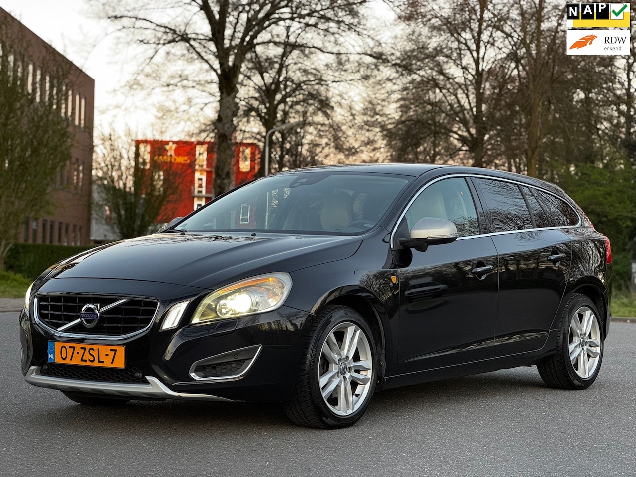 Volvo V60 - 1.6 T3 Summum|XENON|6BAK|NAVI|MEMORIE|150PK - AutoWereld.nl