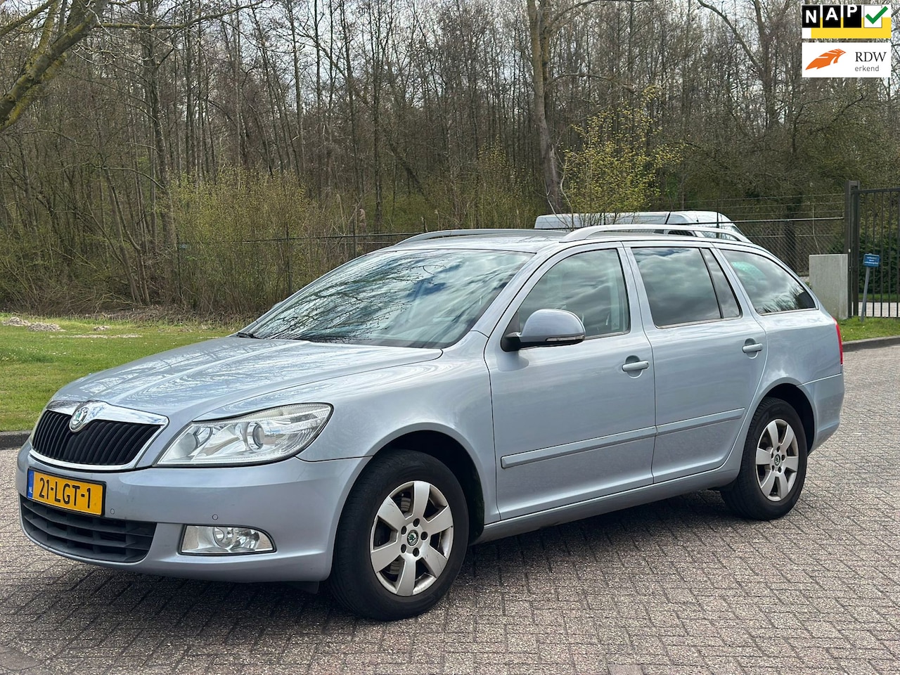 Skoda Octavia Combi - 1.2 TSI Elegance/AIRCO/CRUISE/NAVI/PARKEERSENS VOOR-ACHTER/TREKHAAK - AutoWereld.nl