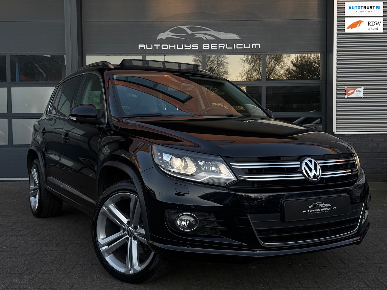 Volkswagen Tiguan - 2.0 TSI Sport&Style 4Motion R-Line Pano Leder Camera Lane Assist Dealer OH! - AutoWereld.nl