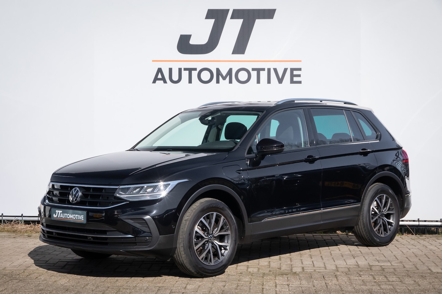 Volkswagen Tiguan - 1.4 TSI eHybrid R-line Bns+ Pano | Stoelverwarming | PDC | adaptive cruise control | Stuur - AutoWereld.nl