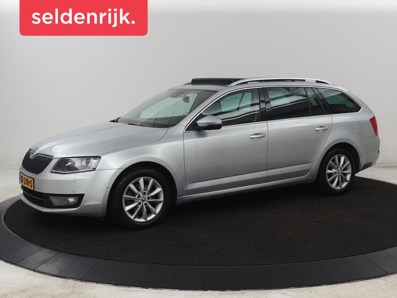 Skoda Octavia - 1.0 TSI Style | Panoramadak | Stoelverwarming | Trekhaak | Carplay | Canton Sound | Sports - AutoWereld.nl