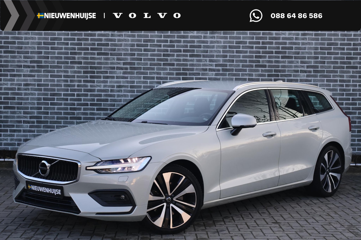 Volvo V60 - 2.0 T4 Momentum Pro | Trekhaak | Adaptieve Cruise Control | Standkachel | Stoel- en stuurv - AutoWereld.nl