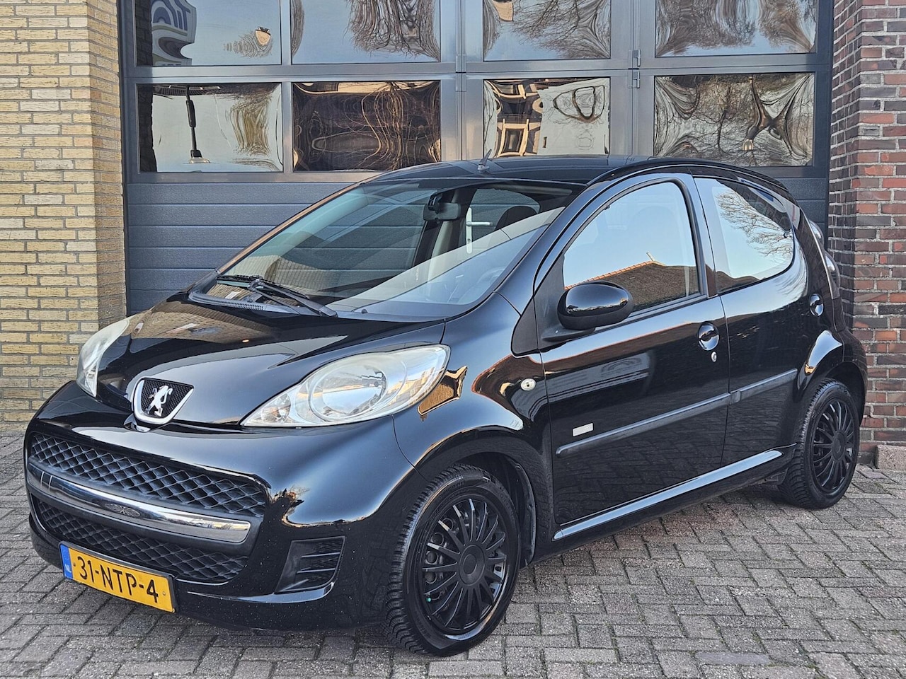 Peugeot 107 - 1.0-12V Millesim 200 | Airco - AutoWereld.nl