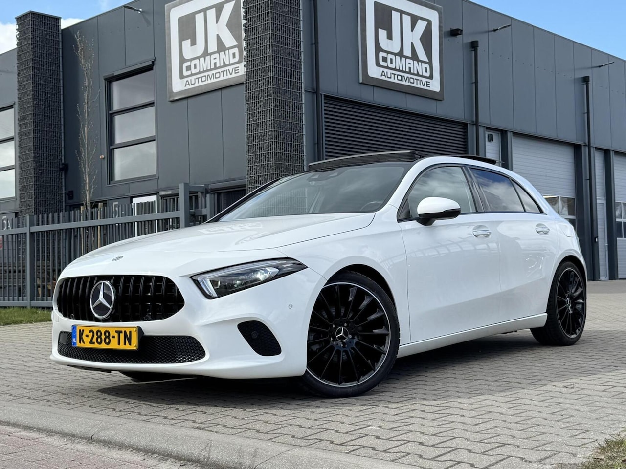 Mercedes-Benz A-klasse - 180 Premium Plus Pano|Memory|Ambient Lights|Trekhaak - AutoWereld.nl