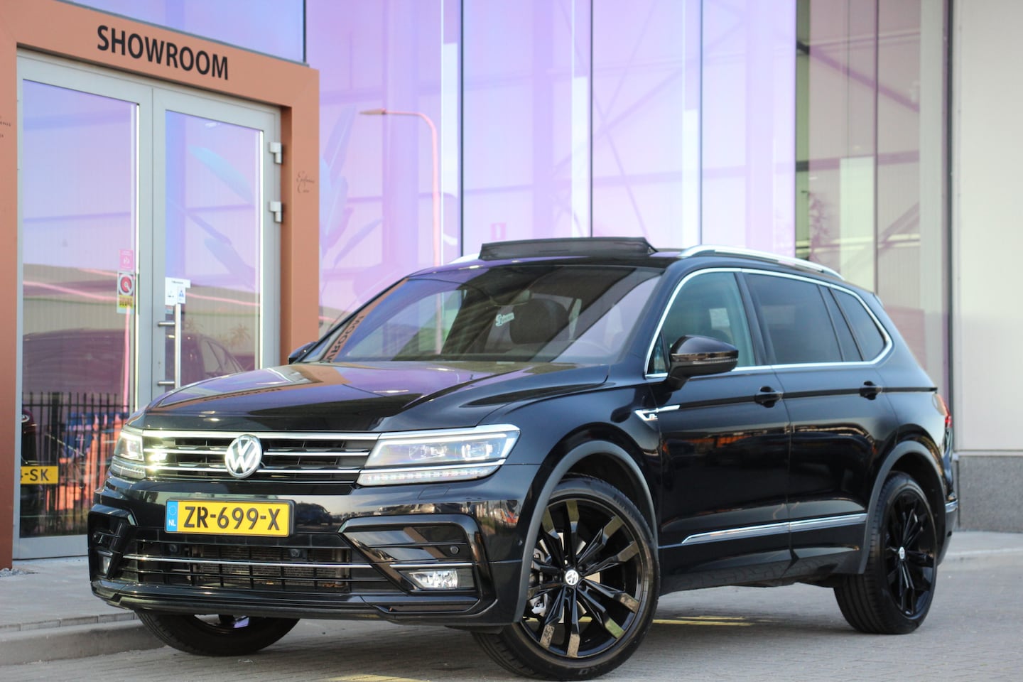 Volkswagen Tiguan Allspace - 1.5 TSI Highline R-Line 7p. Pano | ACC | EL.Trekhaak - AutoWereld.nl