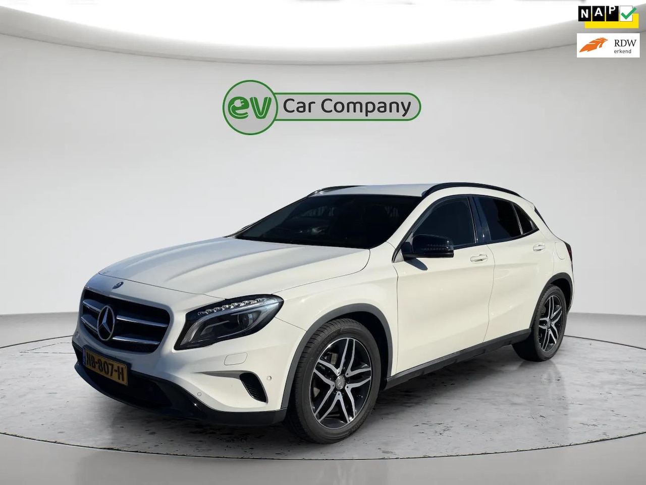 Mercedes-Benz GLA-Klasse - 180 Ambition | Automaat | Nieuwstaat | Nederlandse Auto | Sportstoelen | Dakrails | Parkee - AutoWereld.nl