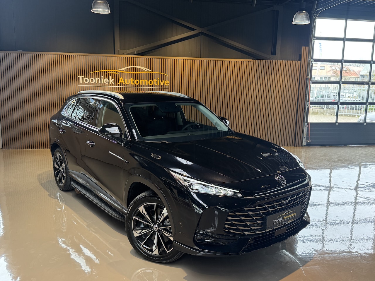 MG HS - 1.5 Luxury Navigatie Volleder interieur 19 LMV treeplanken volledig nieuwe auto - AutoWereld.nl