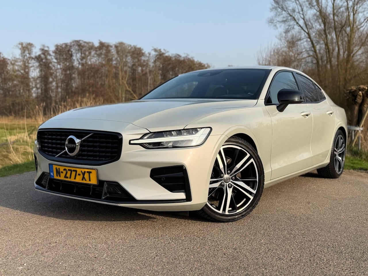 Volvo S60 - 2.0 B3 R-Design / Automaat / Airco / Navi / Camera / Leder Stuur-Stoel verwarming / Led / - AutoWereld.nl